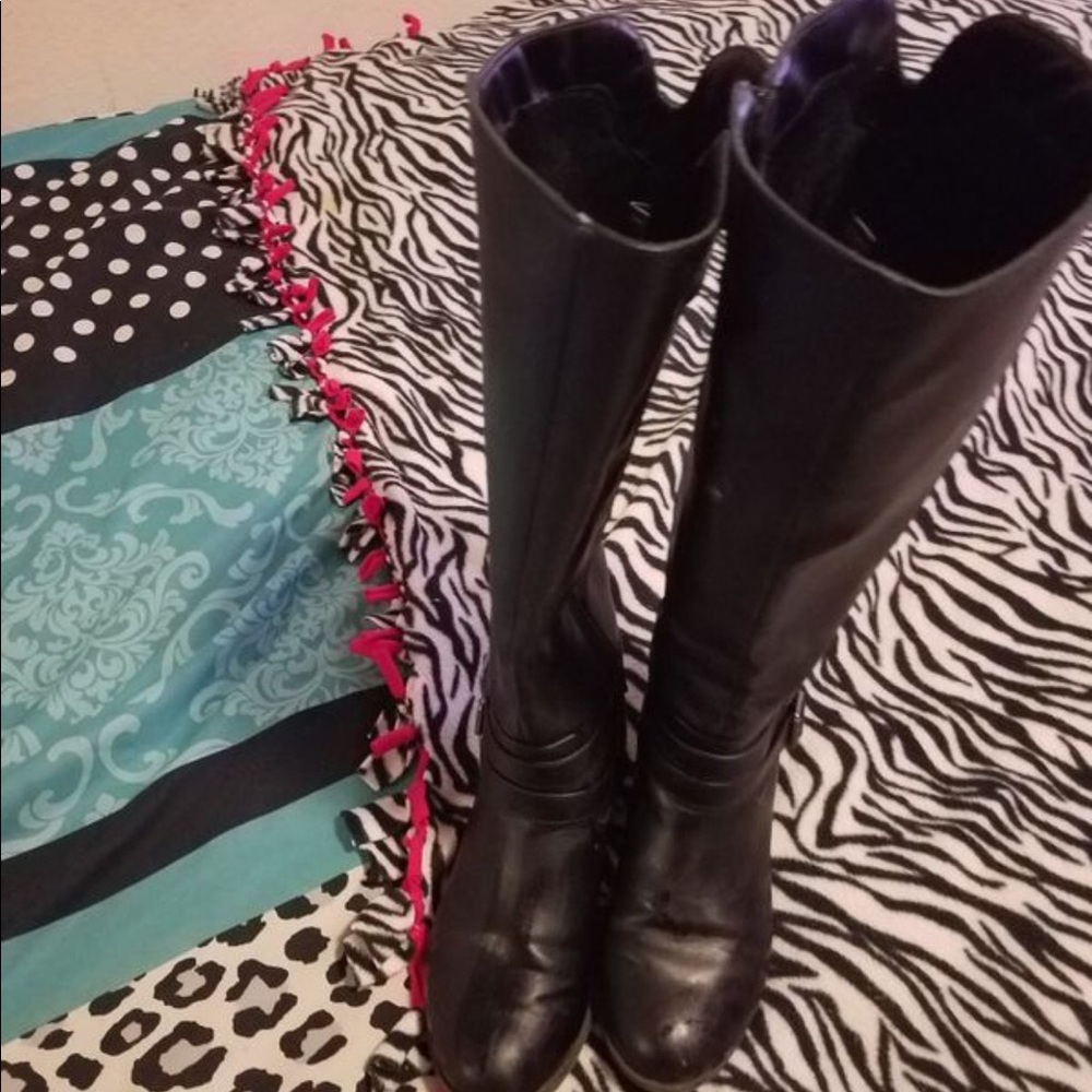 Selling my boots American eagle
